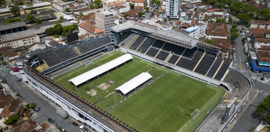 Imagen de los preparativos del funeral de Pelé en el estadio Vila Belmiro de Santos. / Foto: Gentileza