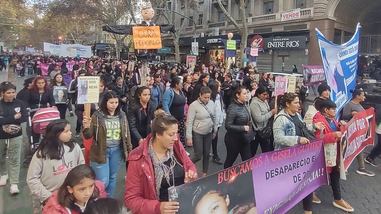 Mujeres coparon las calles de Mendoza en la octava marcha #NiUnaMenos y ...