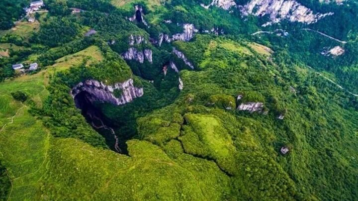 Un equipo de científicos lo descubrieron y determinaron que tiene 306 metros de largo, 150 metros de ancho y una profundidad máxima de 192 metros.