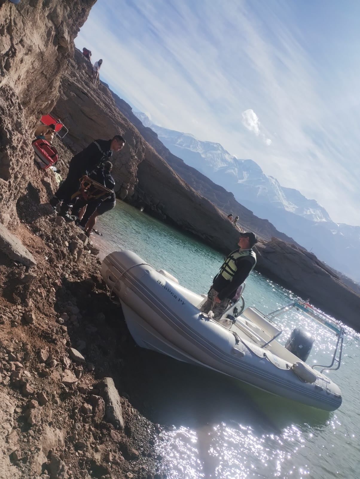 Una mujer fue rescatada en el perilago de Potrerillos por policías y bomberos. Foto Ministerio de Seguridad.