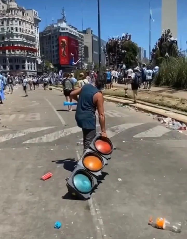 Un hombre se llevó un semáforo de recuerdo. Foto: Clarín