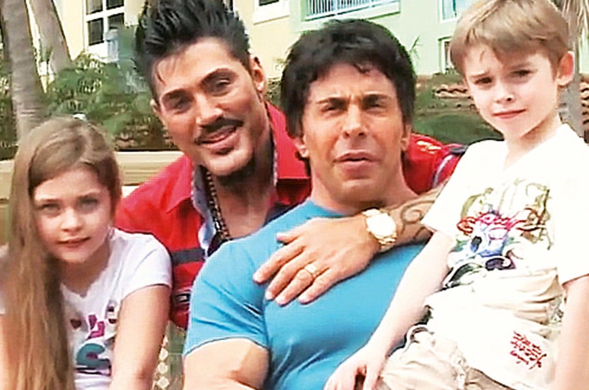 Los jóvenes junto a Gustavo Martínez, ex de Ricardo Fort y tutor legal de los hijos Martita y Felipe