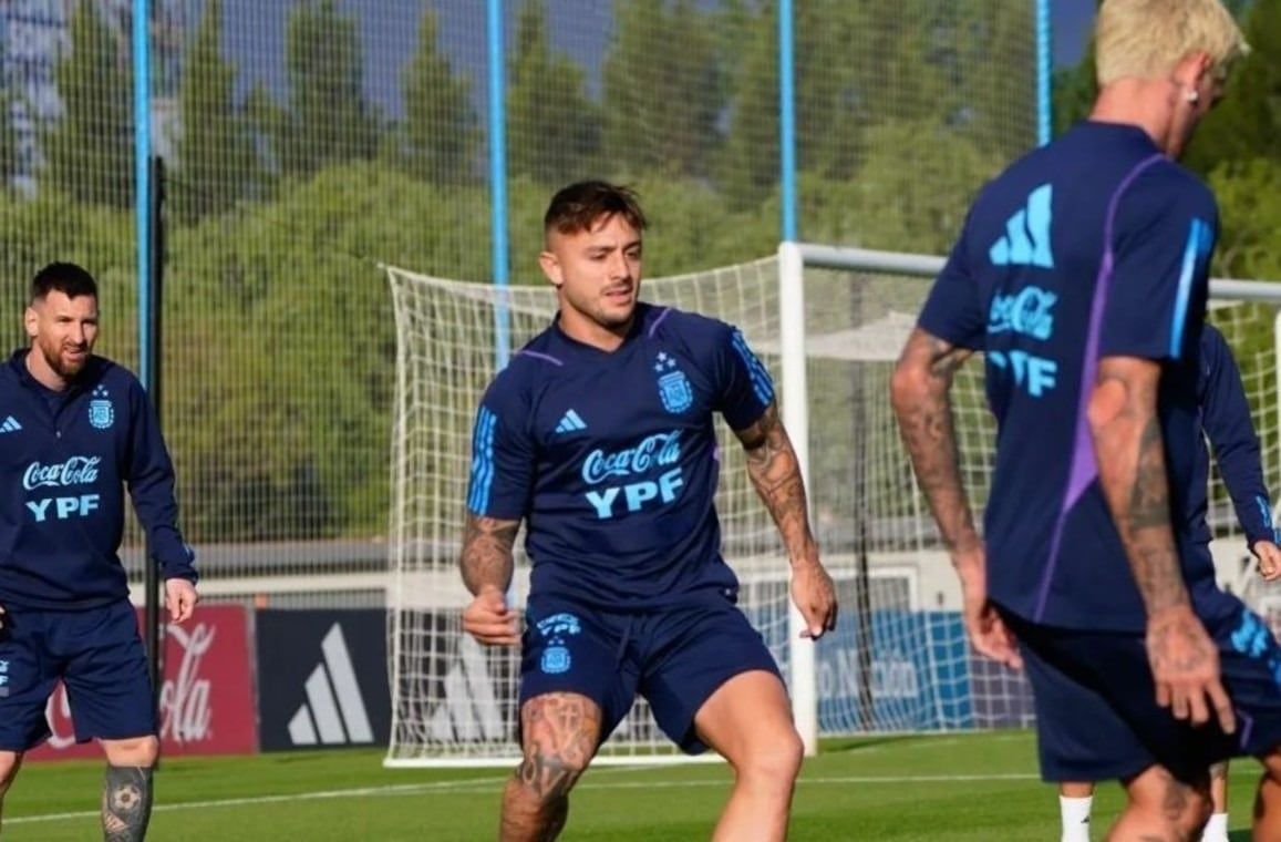 Maffeo en su primera práctica, con Messi atrás. (Foto: Prensa AFA).