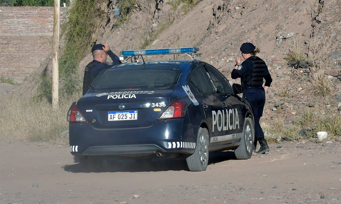 Esta tarde, se desarrolló un asesinato en una vivienda en el Barrio Urundel, ubicado en el oeste del departamento de Godoy Cruz. Foto: Orlando Pelichotti