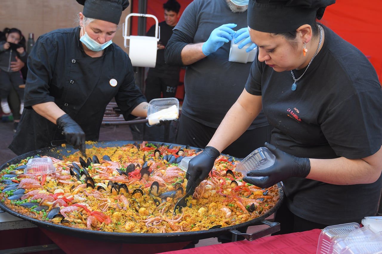 Con bailes folclóricos y y la venta de comidas típicas y paellas, se realizó la tradicional celebración por el Patrono Santiago Apóstol que finalizó con la procesión y la misa presidida por el arzobispo Marcelo Colombo. Foto: Marcelo Rolland / Los Andes
