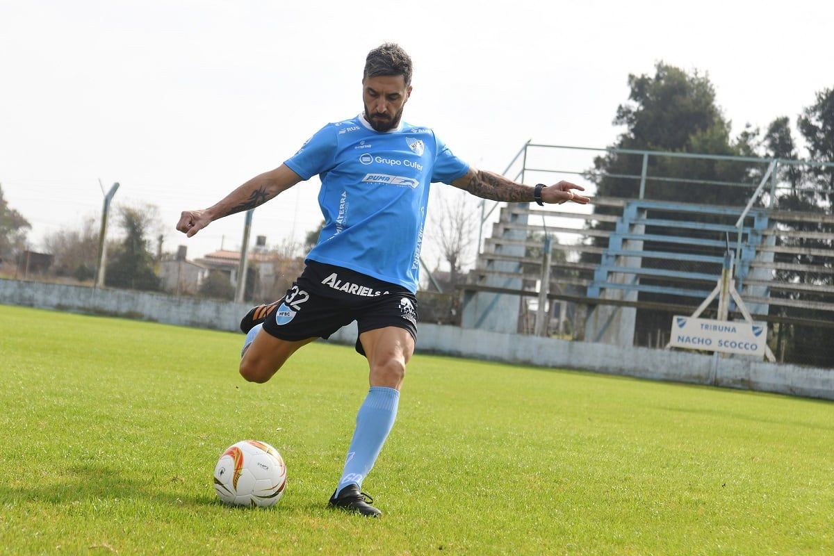 Nacho Scocco saca el derechazo con la casaca de Hughes FC. / Gentileza Federico Peretti