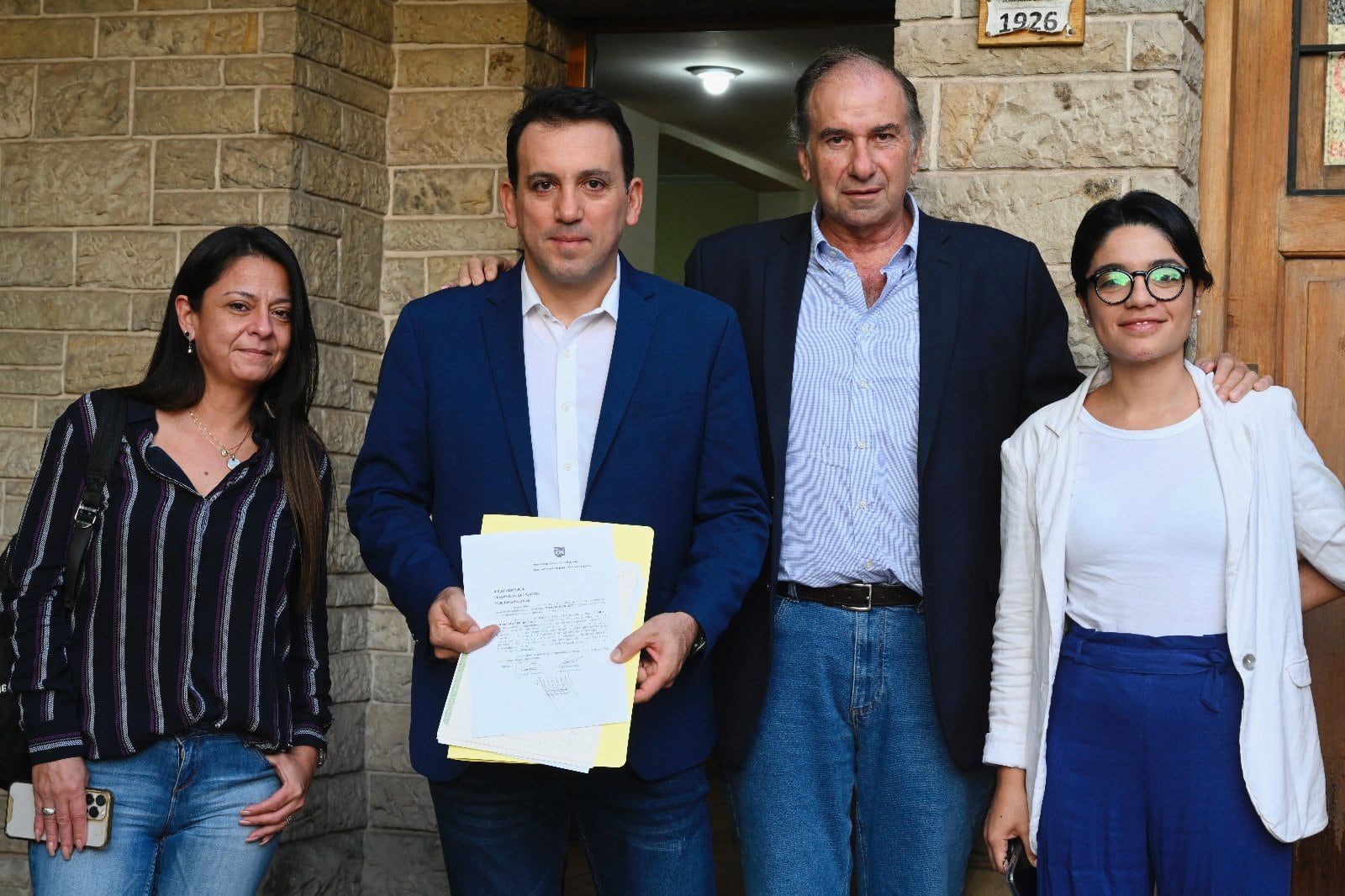 Tadeo García Zalazar (presidente de UCR) y Humberto Schiavoni (interventor del PRO), tras la firma del acto de integración a Cambia Mendoza. Eso ocurrió el 10 de abril pasado. Foto: Twitter