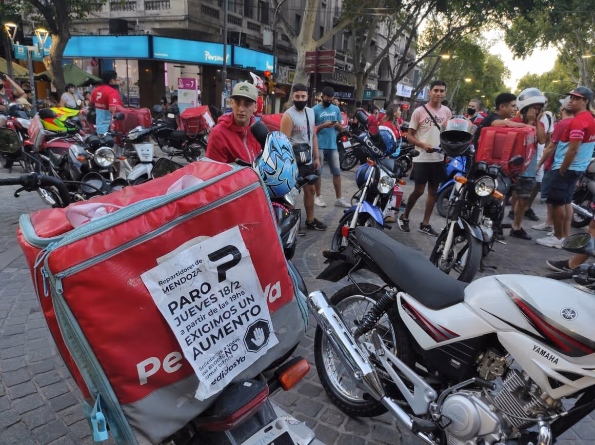 Repartidores de pedidos ya se concentraron en peatonal y san martin para pedir aumento en su tarifa.