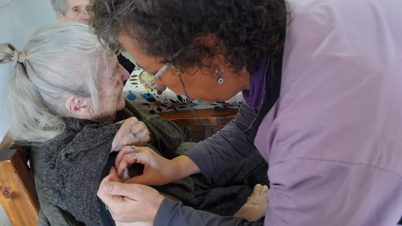 La gripe o influenza es una enfermedad infecciosa aguda que afecta el tracto respiratorio y causa muchos síntomas sistémicos característicos. La vacuna es gratuita para adultos mayores