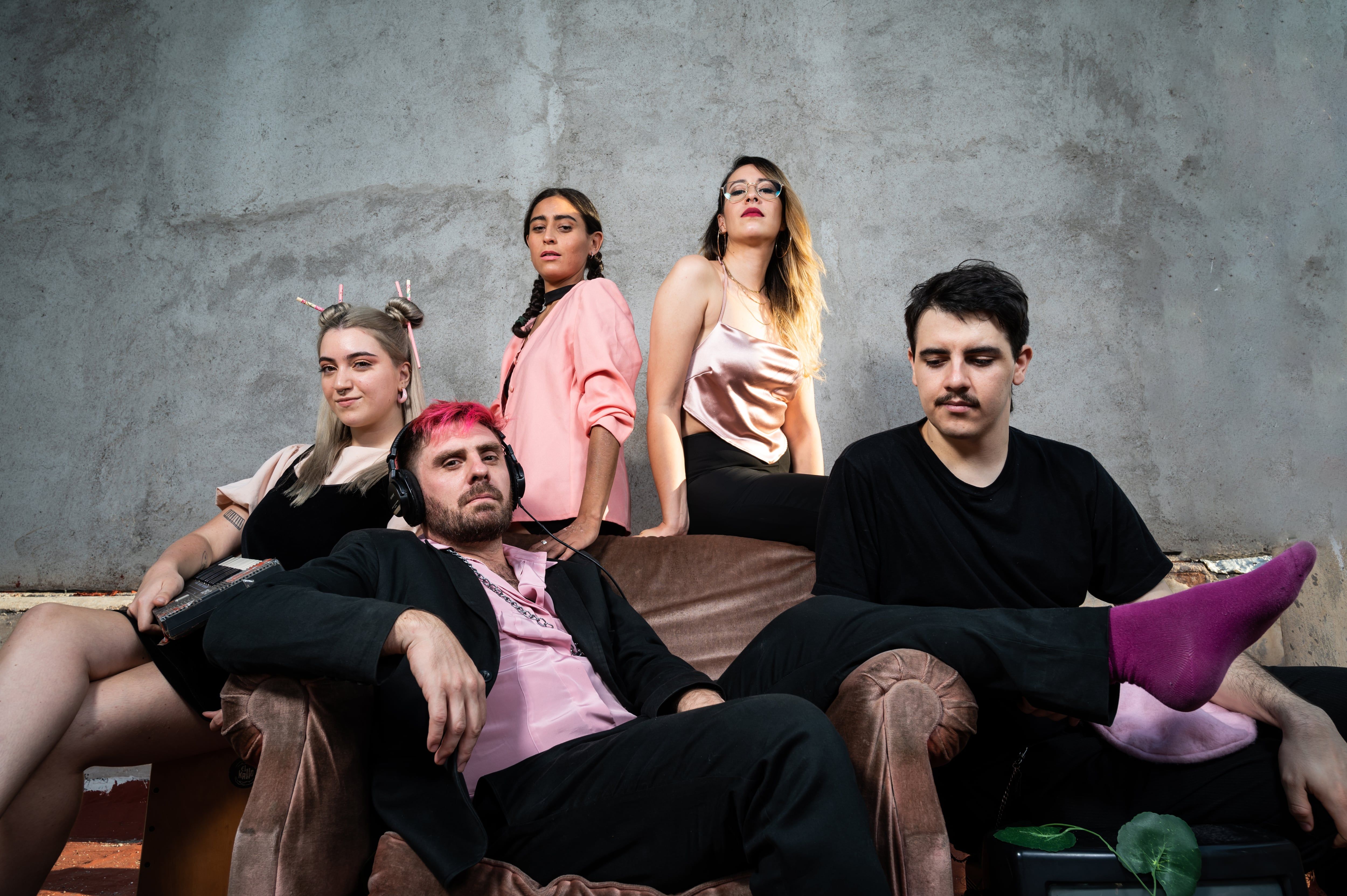 A Leandro se suman Romi López (bass synth, voces), Silvina Inés Ormeño (batería), Violeta Trujillo (piano) y Blanc (sintes, programaciones).