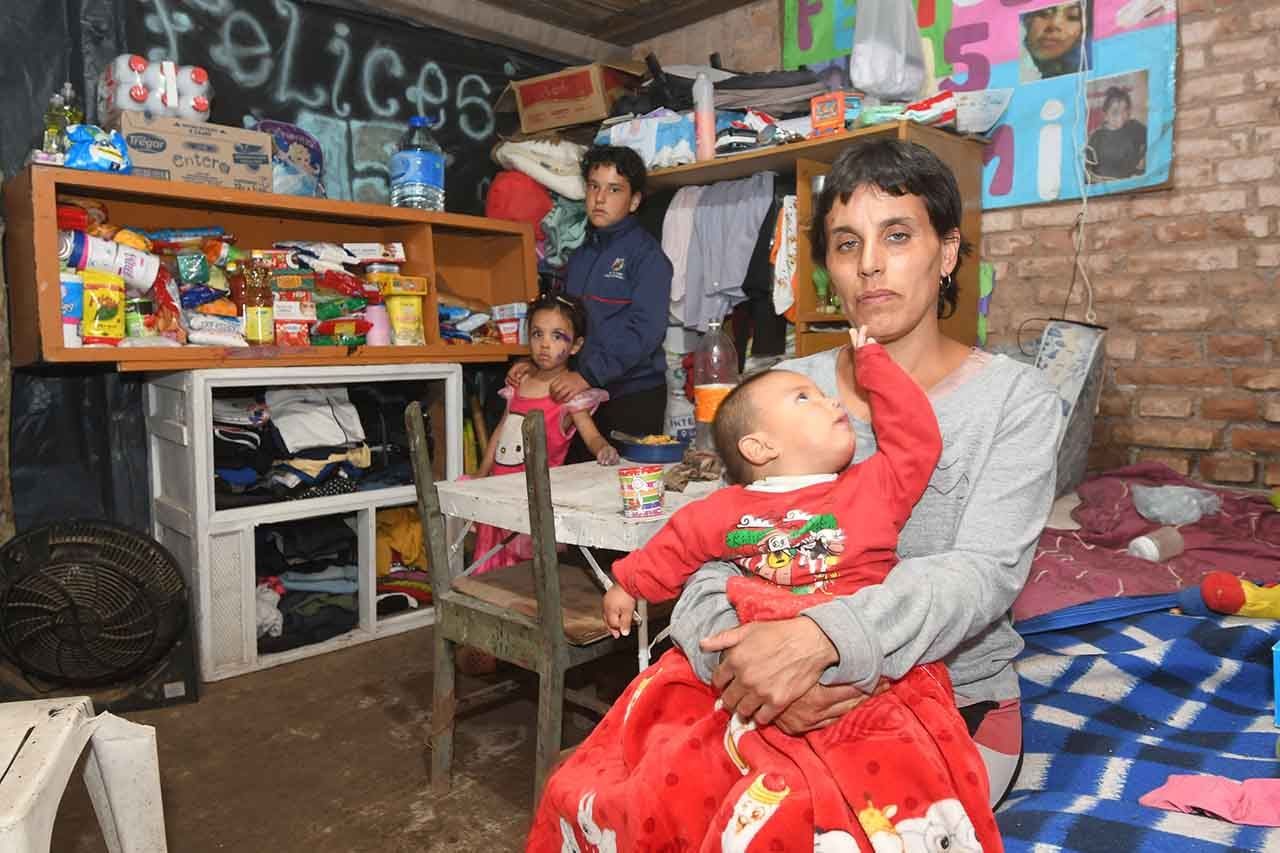 Lorena Gallo la desalojaron con cuatro hijos menores y vive en una situación extrema en una precaria pieza que no tiene baño ni cocina en GuaymallénLorena junto a sus hijos Ciro de siete meses, Martina de 10 años y Paula de 4 años Foto: José Gutierrez / Los Andes