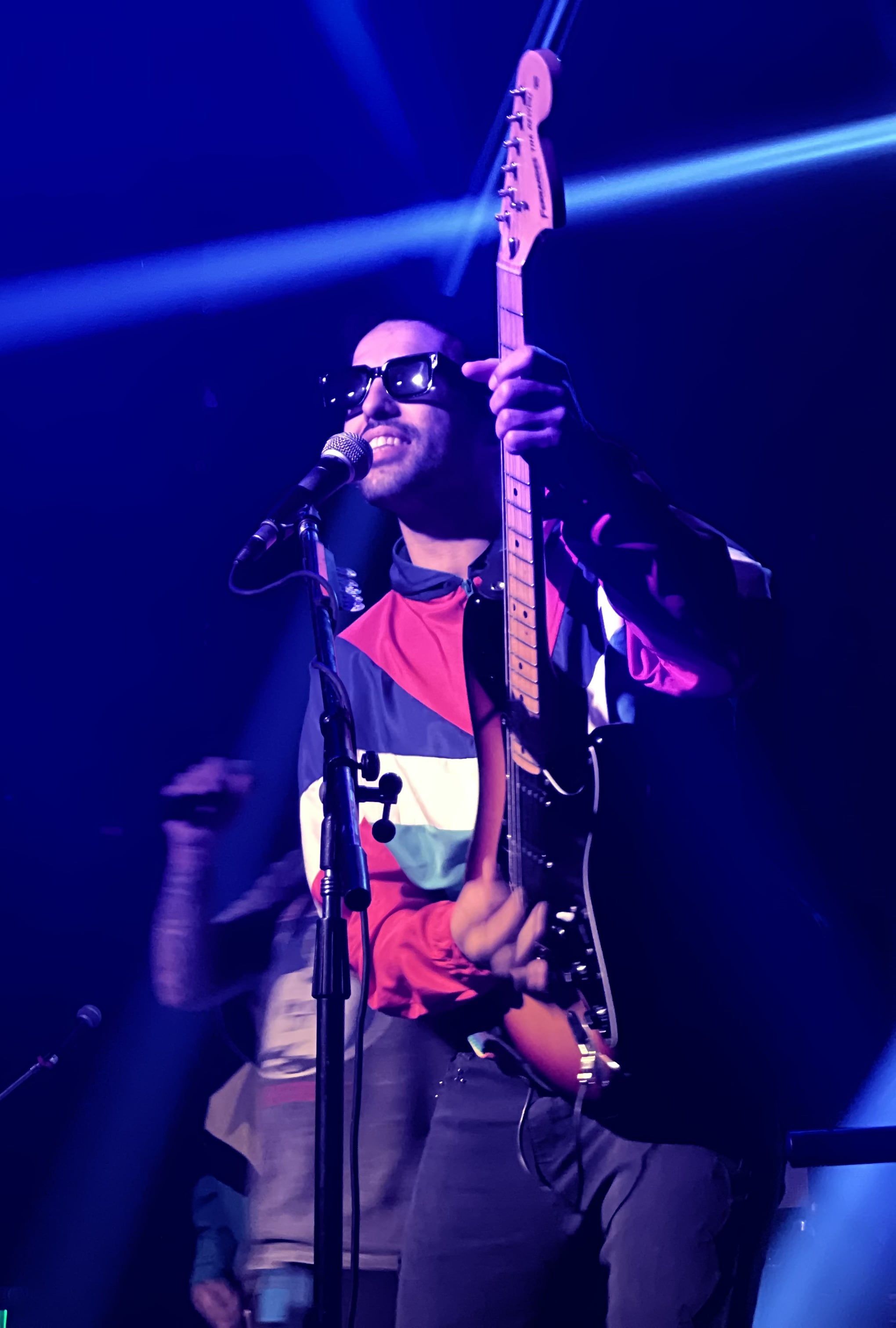 Nahuel Piscitelli, guitarrista de Cruzando el charco.