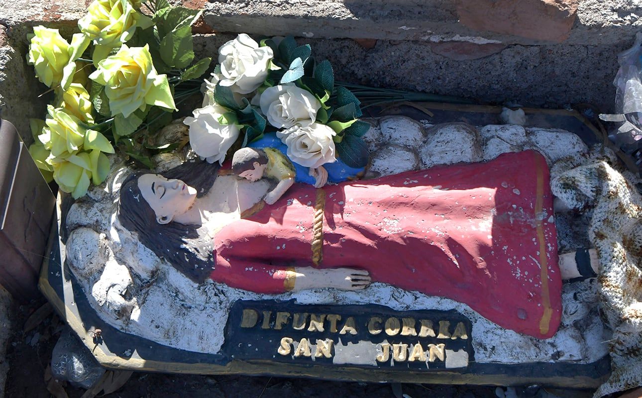 Altar de la Difunta Correa en ruta 82, Luján de Cuyo. Foto: Orlando Pelichotti 