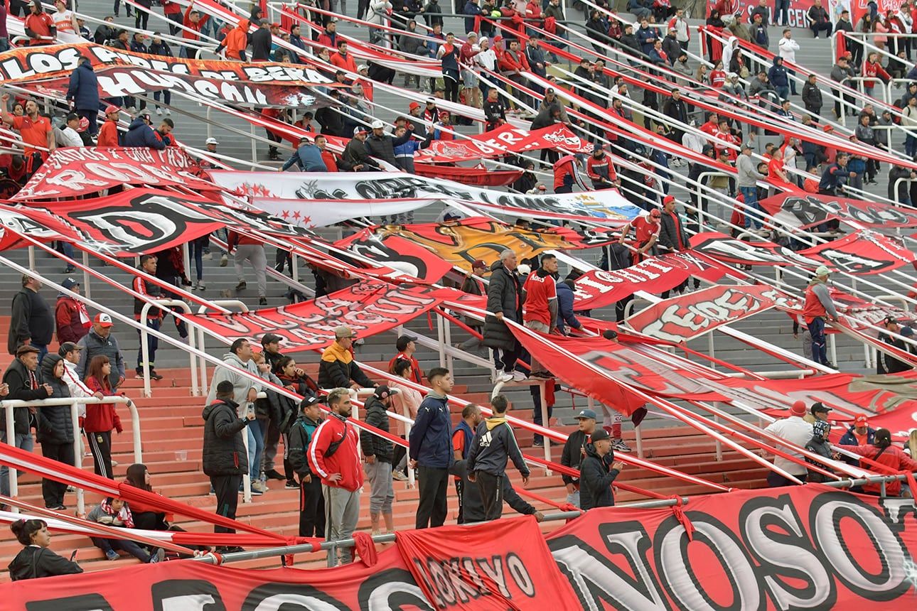 El Club Godoy Cruz Antonio Tomba le ganó a Independiente de Avellaneda, en el estadio Malvinas Argentinas, por la fecha 19 de la Liga Profesional, 2-1 , donde Tomás Conechny aprovechó y conviertió por dos esta tarde Los dirigidos por el “Gato” Oldrá le ganaron al Diablo en un entretenido partido.Foto:Orlando Pelichotti