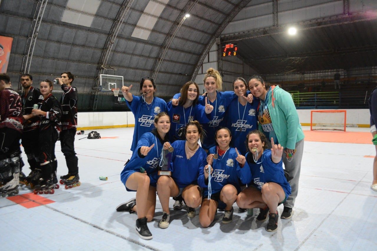 El equipo Caravana, de Buenos Aires, campeonas en la rama femenina.