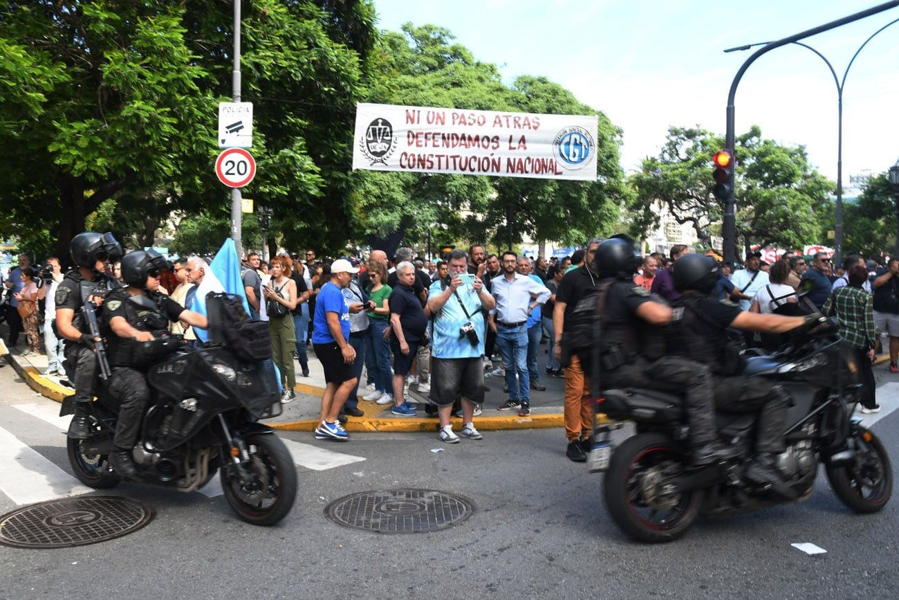 Marcha de CGT y piqueteros  (Clarín)