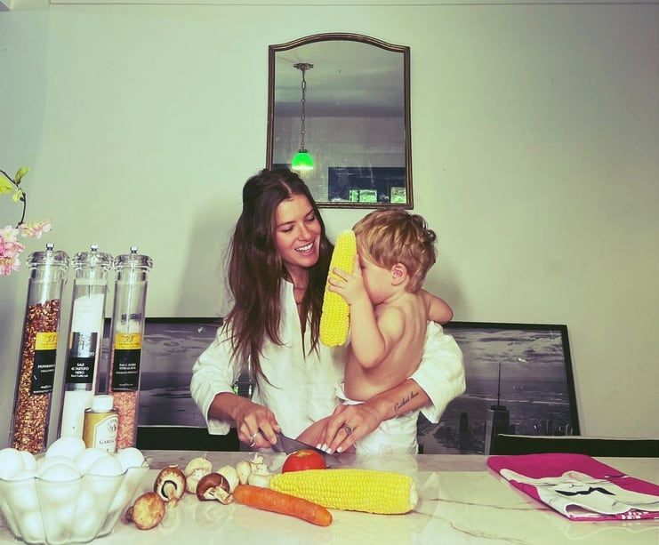 La China Suárez junto Amancio, en su cocina.