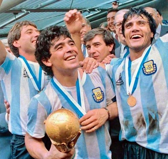 Héctor "El Negro" Enrique junto a Diego Maradona, en el Mundial 86.