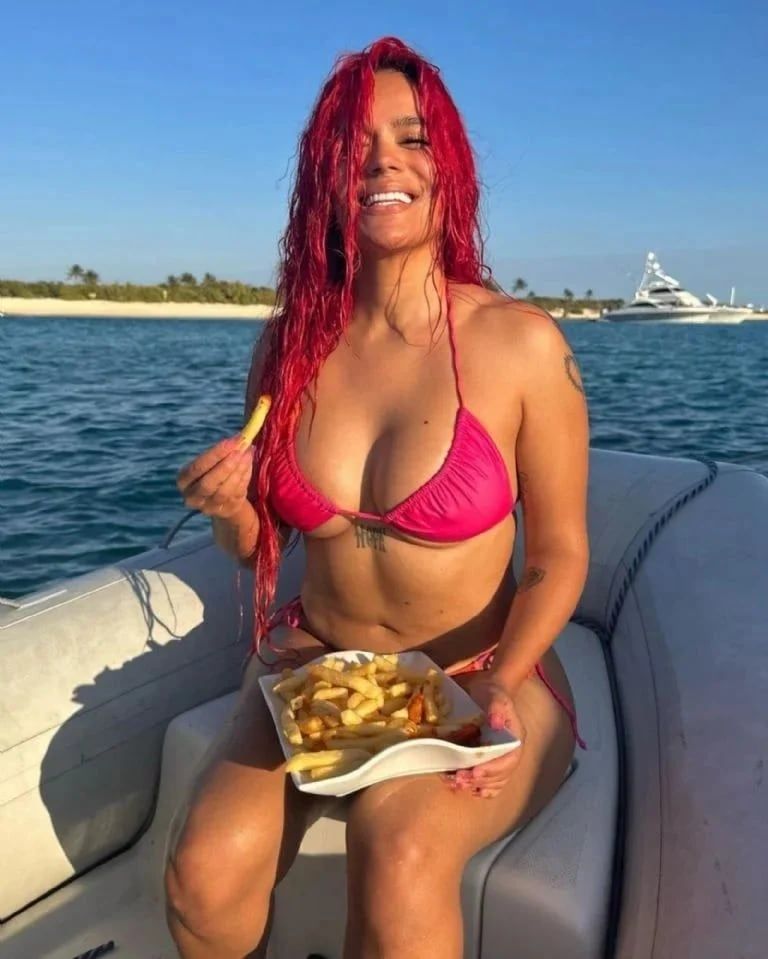 Karol G mostró su cuerpazo desde Puerto Rico.