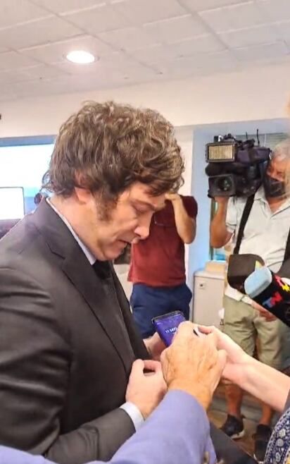 Javier Milei realizó el sorteo de su segundo sueldo como legislador nacional.