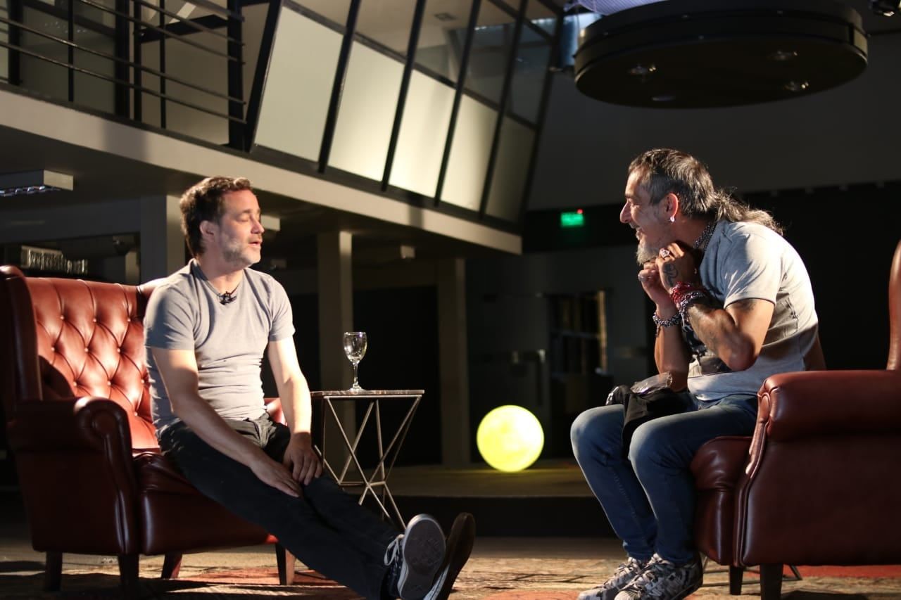 Distintas figuras del medio cuentan su historia de adicción y recuperación.