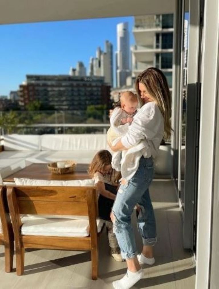 Camila Homs y sus hijos.