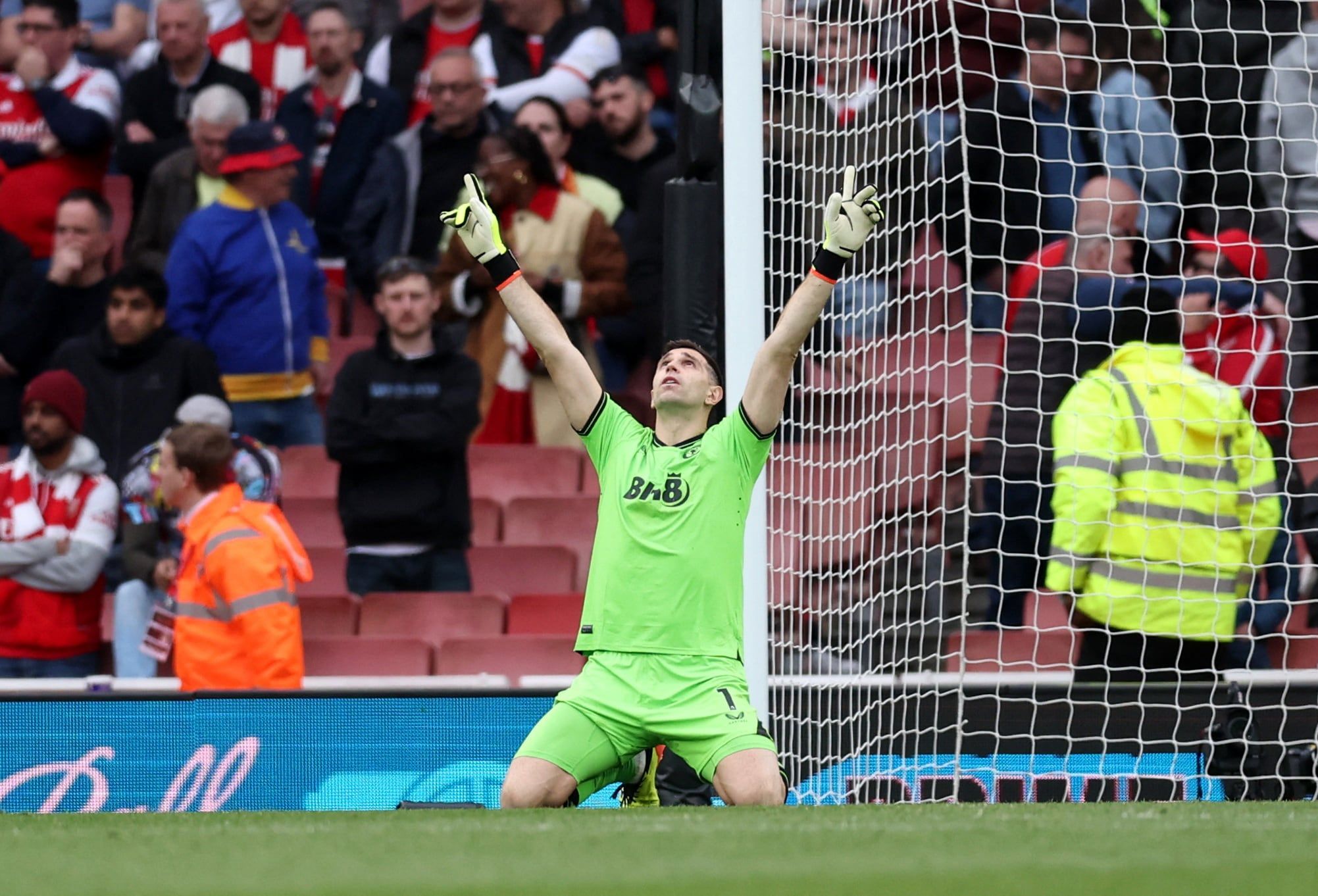 Fútbol - Premier League -
Arsenal v Aston Villa - Emirates
Stadium, Londres, Gran Bretaña -
14 de abril de 2024
Emiliano Martínez, del Aston
Villa, celebra tras el partido
Foto NA: REUTERS/David Klein
