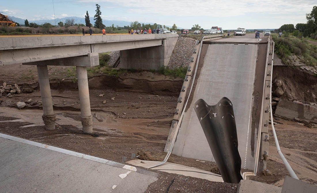 Hacía falta y, aunque se demoró un poco, comenzó la reconstrucción de puentes caídos sobre la ruta nacional 40, entre Luján de Cuyo y Tunuyán. Imagen ilustrativa.