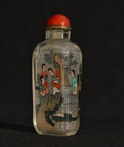 Botella para rapé proveniente de China con cuerpo de vidrio pintado desde el interior, siglo XIX.