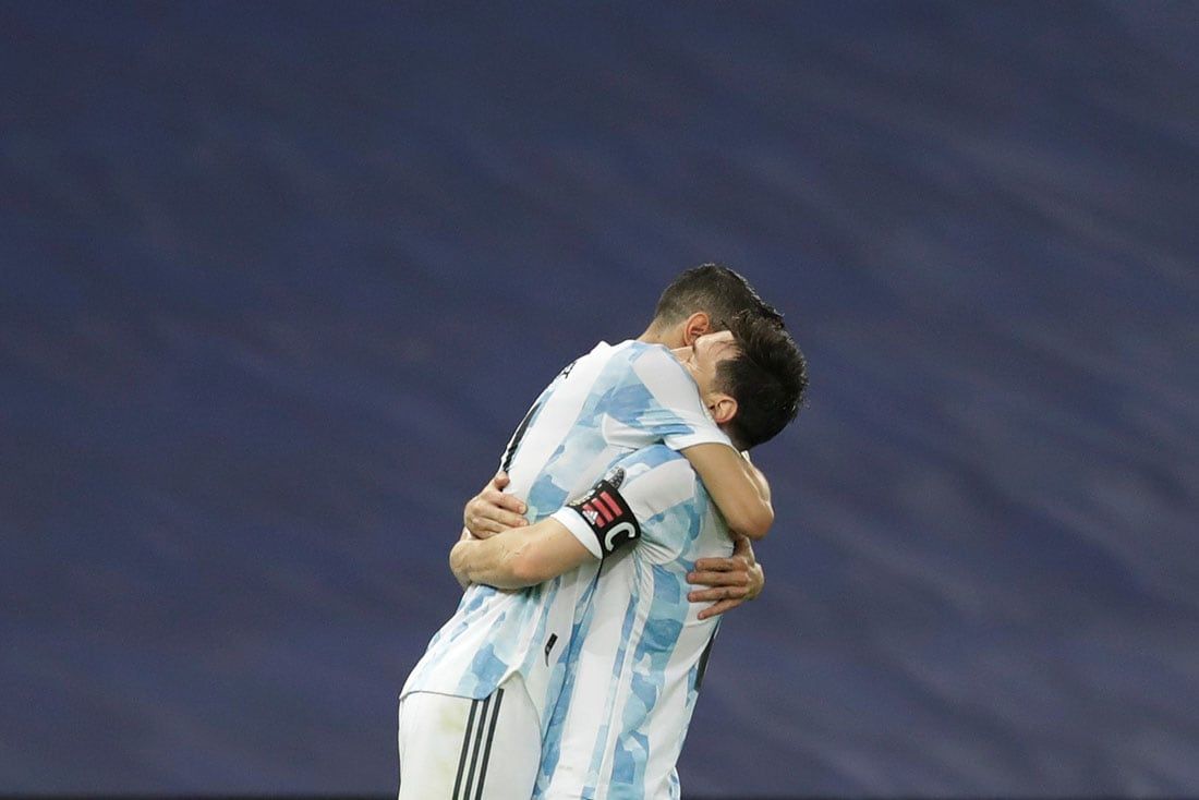 Messi y el abrazo a Di María tras el gol. / AP