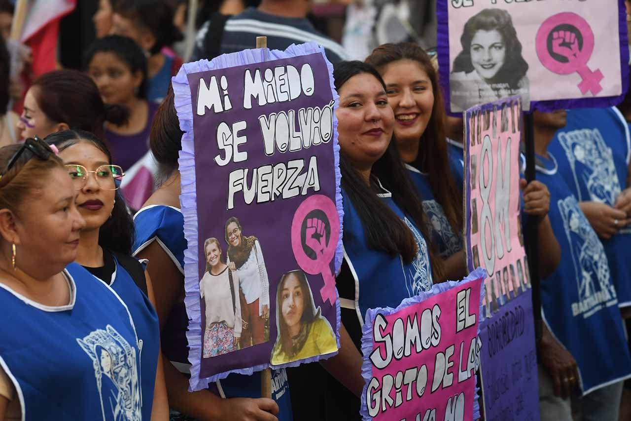 Marcha 8 M en conmemoración del día internacional de la mujer. Miles de mujeres caminaron por las calles de la Ciudad portando carteles, letreros, pancartas y banderas para hacer valer sus derechos Foto:José Gutierrez / Los Andes 