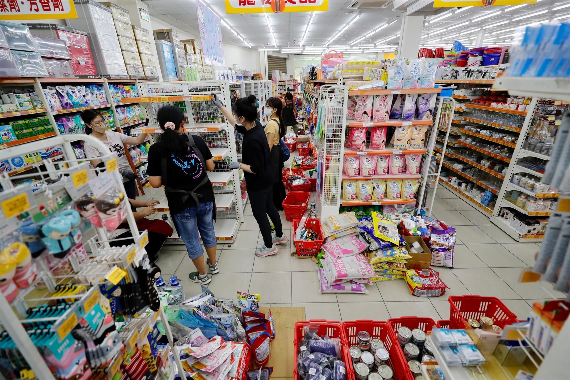 Residentes taiwaneses inspeccionan el dañado puente Gaoliao que se derrumbó después de que un terremoto de magnitud 6,8 azotara el municipio de Yuli; en el condado de Hualien, Taiwán