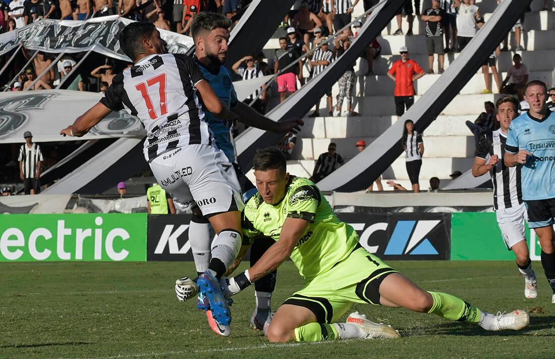 El Club Gimnasia y Esgrima perdió por la mínima diferencia frente el Club Atlético Belgrano de Córdoba en el estadio Víctor Legrotaglie por la fecha 8 del torneo de la Primera Nacional. Foto: Orlando Pelichotti / Los Andes