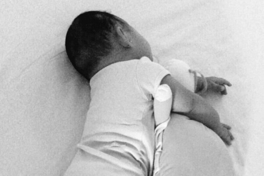 Una pareja gay recibió en adopción a una beba, pero 12 días después la Justica se la quitó y ahora denuncian discriminación. The Sun