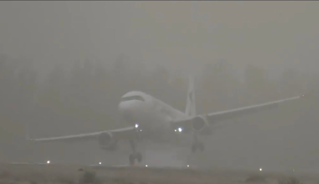 Impactante video: un avión intentó aterrizar en Neuquén, pero fue desviado a Mendoza por el viento. Foto: Captura video.