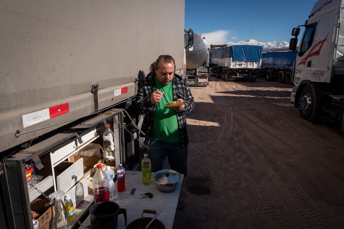 Camiones esperan para poder cruzar a Chile en la zona de la Refineria de Lujan de Cuyo. Foto: Ignacio Blanco / Los Andes 