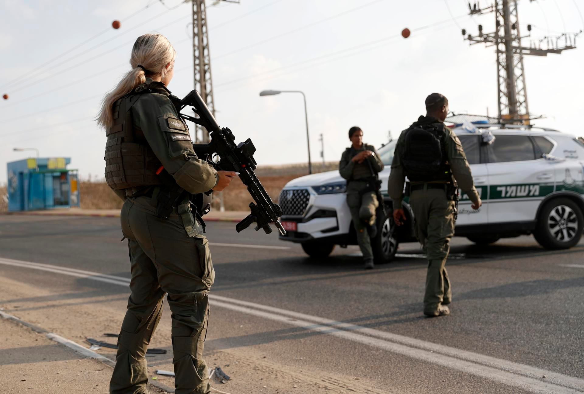 El Ejército israelí respondió con un bloqueo total de Gaza y fuertes bombardeos.