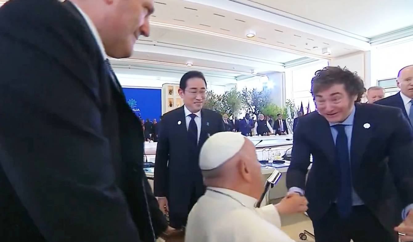 El abrazo entre el papa Francisco y Javier Milei en la cumbre del G7.