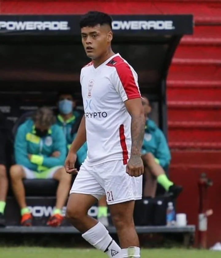 Agustín Curruhinca vistiendo la camiseta de Huracán.