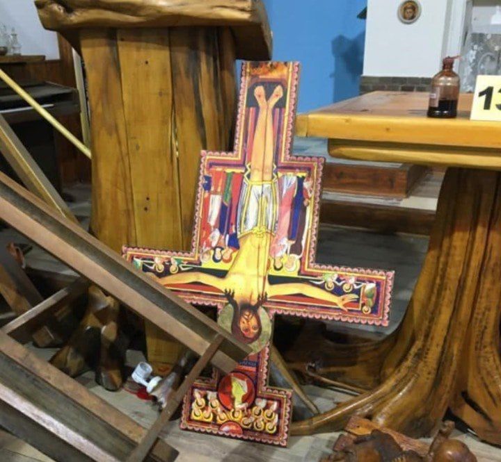 Tiraron una cruz, rompieron bancos y pintaron paredes.