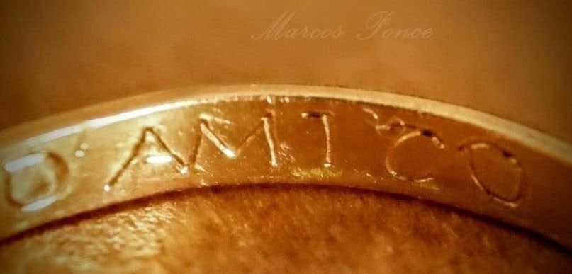 El anillo es de oro y pesa 18 quilates. Cuando el buzo se percató de que se trataba de una alianza y tenía nombres, lo publicó en las redes con el objetivo de encontrar al dueño, increíblemente lo logró.