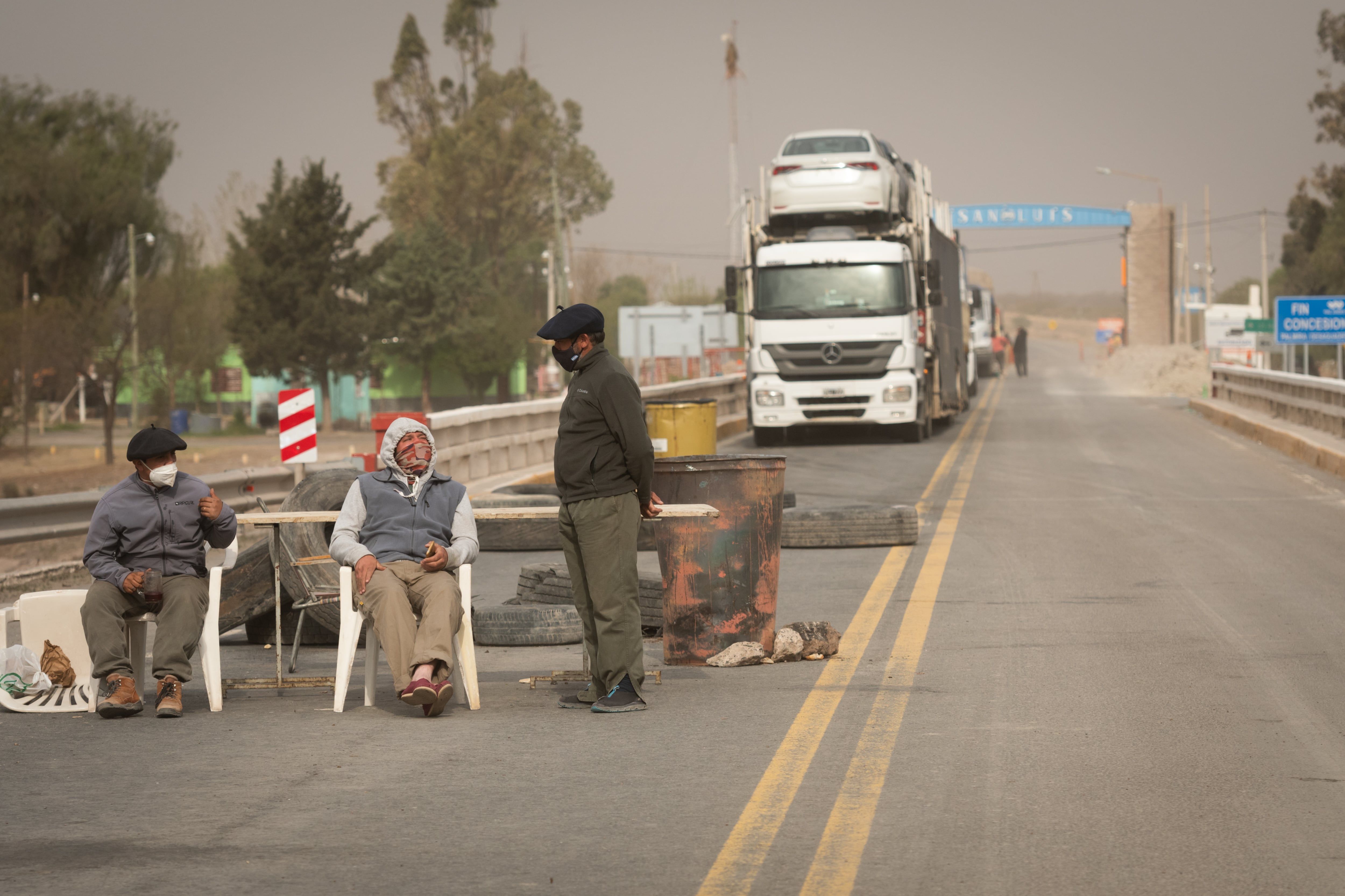 Los productores estuvieron reunidos en la ruta hasta el día sábado. - 



