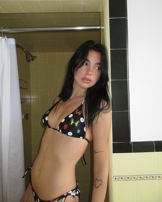 Dua Lipa posó en traje de baño