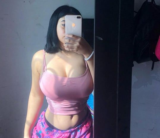 Una joven le regaló a su novio una moto porque le dejó subir material a la platafora erótica.