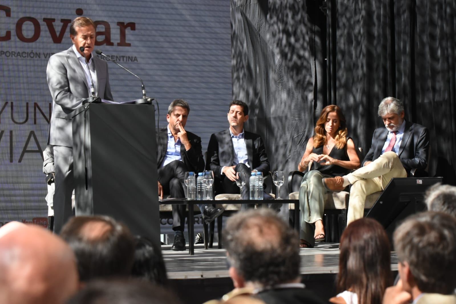 Suarez, habla, ante la mirada del ministro de Economía, Sergio Massa