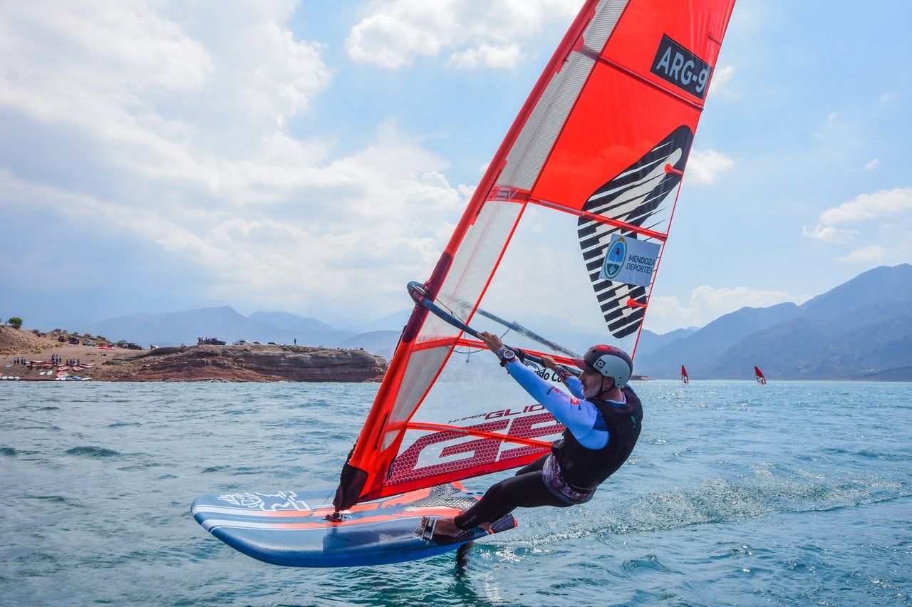 El mendocino Fernando Consorte (ARG9) logró su tercer subcampeonato mundial y el primero en esta clase en el campeonato de Formula Foil que concluyó en Potrerillos.  Foto: Mariana Villa / Los Andes