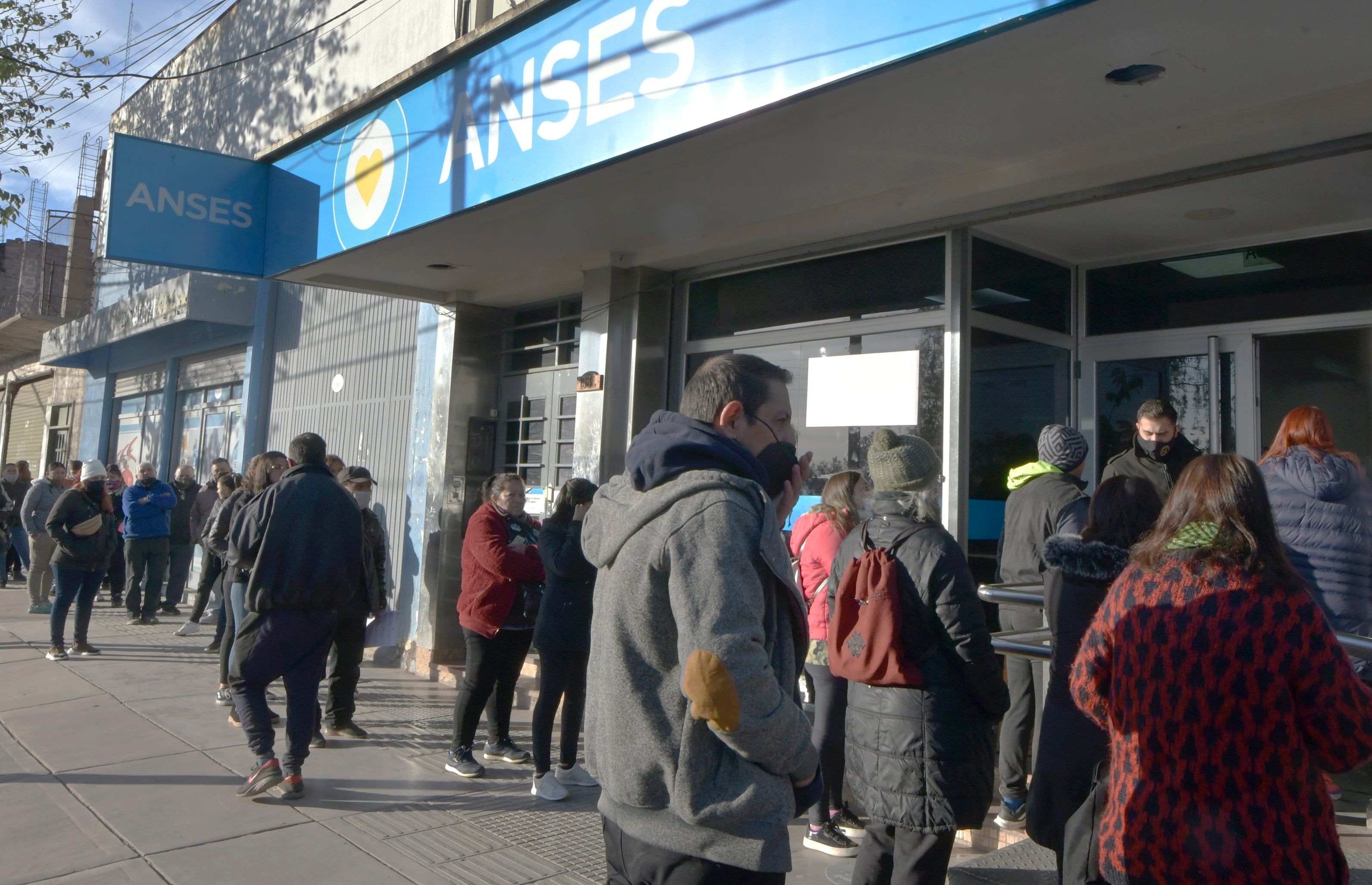 Anses pagará hasta $36.000 en junio de 2022: a quiénes les corresponde - Foto: Orlando Pelichotti / Los Andes




