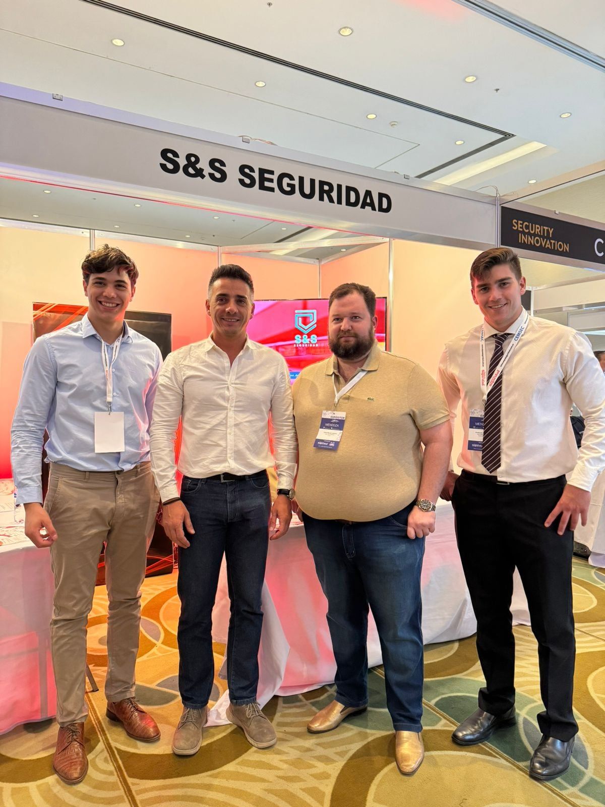 El intendente de Guaymallén, Marcos Calvente, junto a algunos expositores.