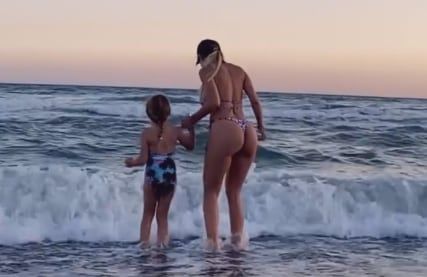 Evangelina Anderson y Emma, disfrutando del mar.