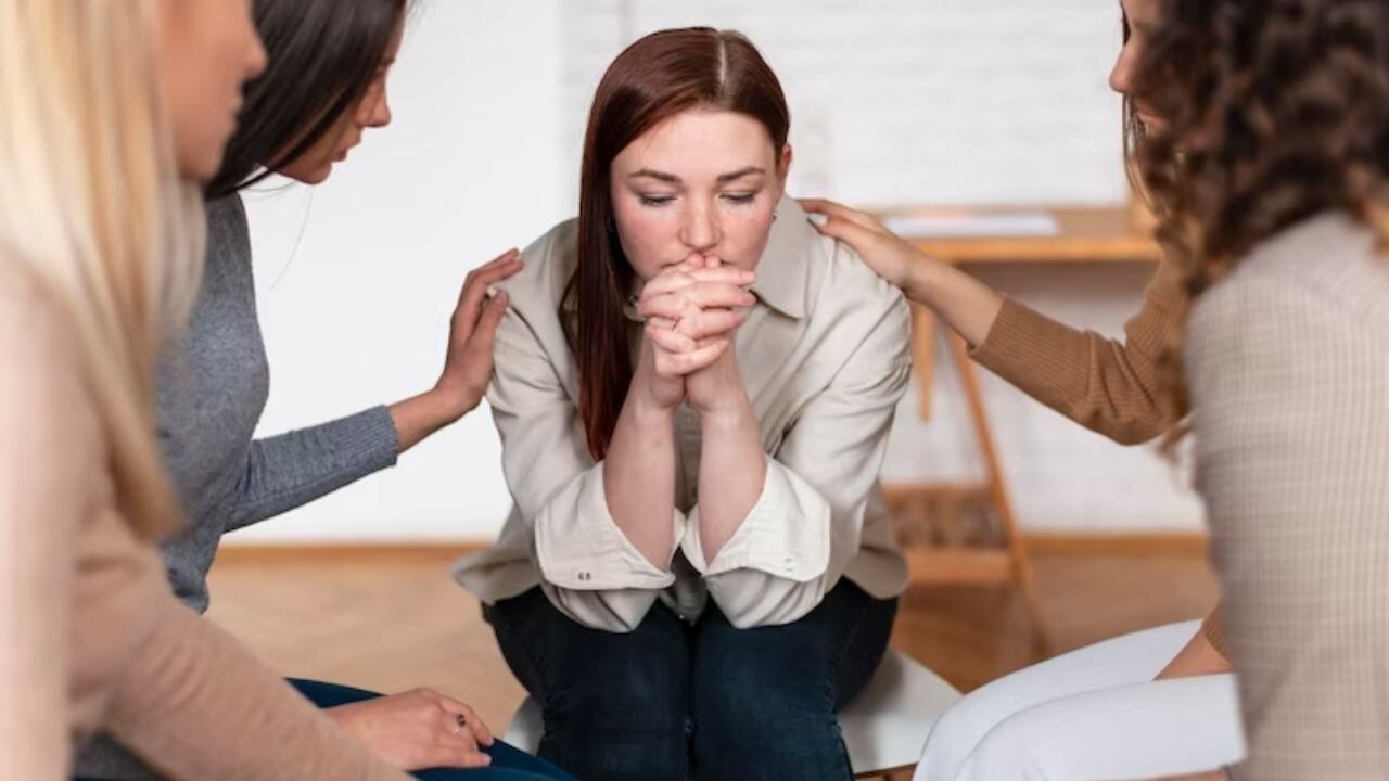 Al hablar con alguien que está deprimido o tiene intenciones suicidas “no hay que juzgar” ni decir frases como “son ideas tuyas, se te va a pasar”, ya que invalidan el malestar del otro, al no tomarlo en cuenta.